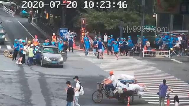 小伙第一个冲出考场，交警暖心赠送小熊：教育激励与社会心理解析